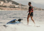 homme debout sur un jet ski