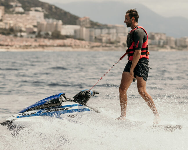 homme debout sur un jet ski