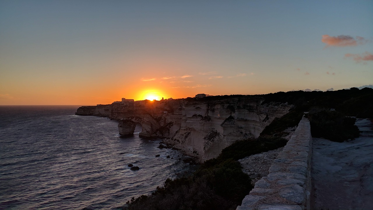 coucher de soleil sur Bonifacio - Vacances en Corse