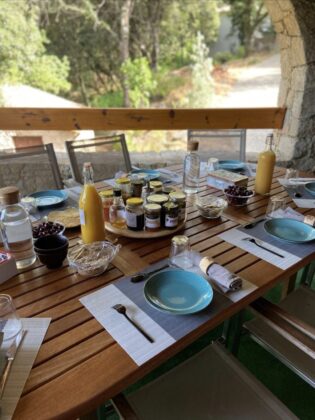 petit dejeuner au domaine cardu - chambres d'hotes en corse du sud